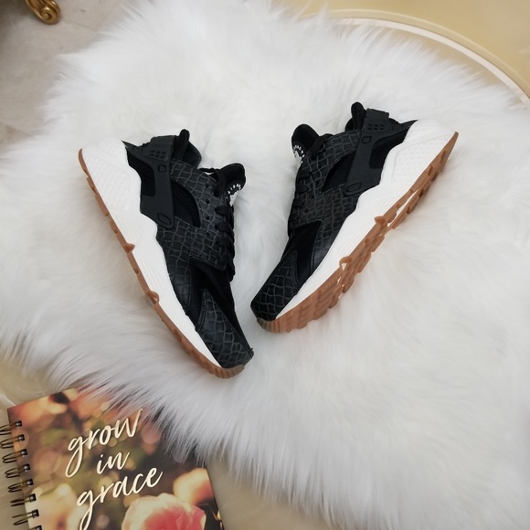 Nike Air Huarache Run Premium Women's Shoes - Picture 4 of 8